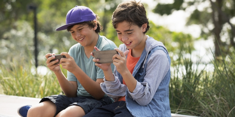 Kids and smartphones - Right Age for a Child to Get a Smartphone